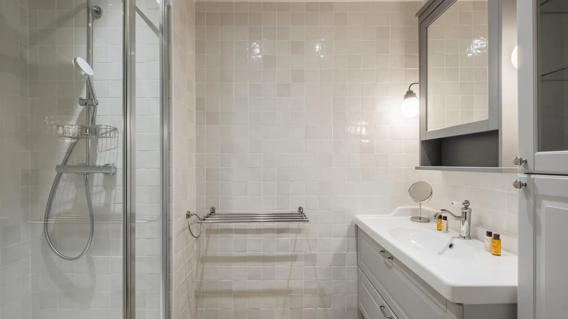 Veeve - Grand In Grey Apartment Paris