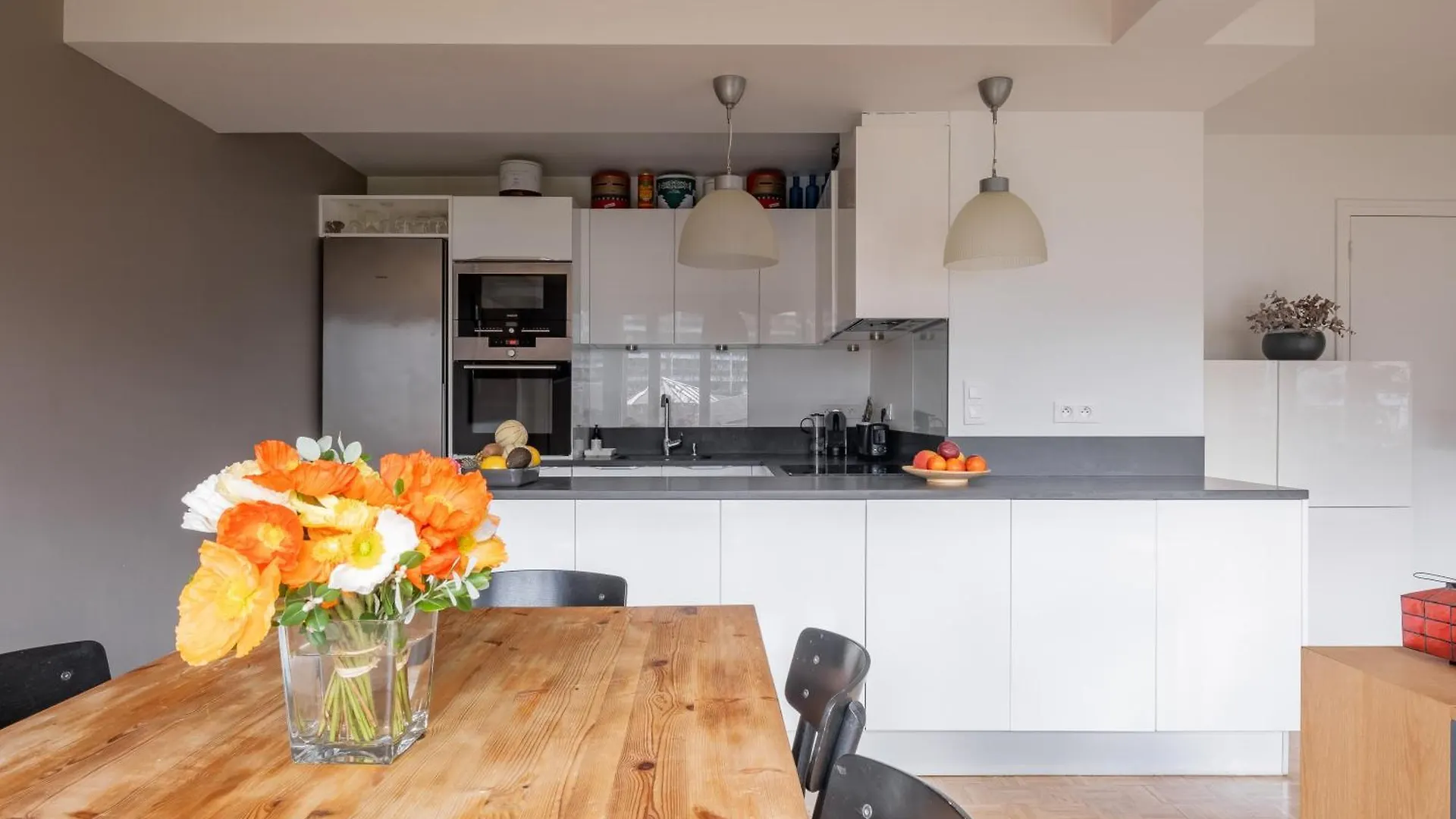 Veeve - Grand In Grey Apartment Paris